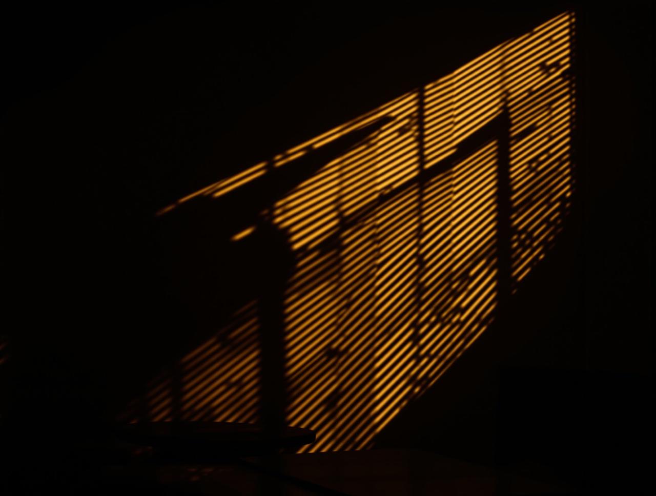 黑料每日大赛 - 知名歌手被拍到深夜出入酒吧，疑似与好友买醉消愁